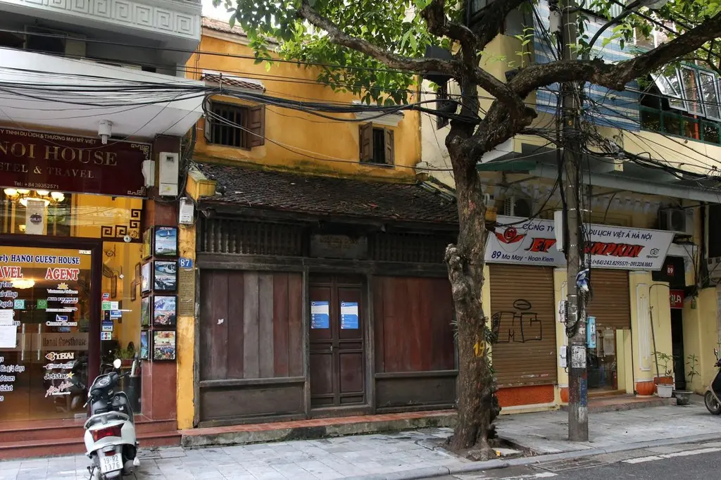 Phía trước ngôi nhà số 87 Mã Mây