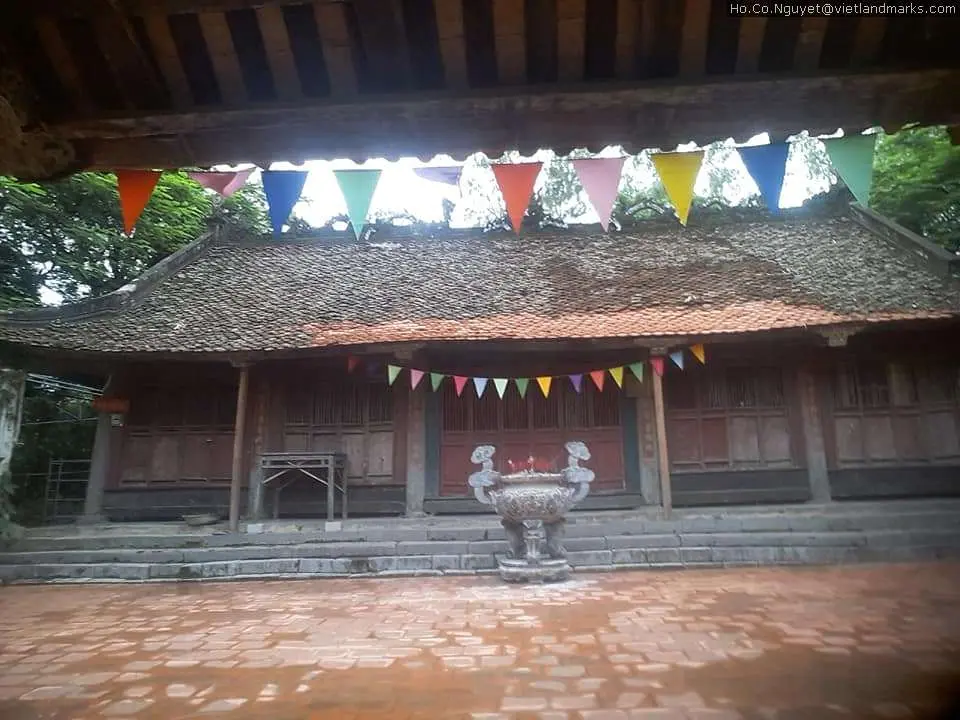 Tam quan Đền Phùng Hưng