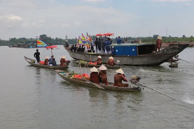 Rước thanh trà qua sông Hương trong Lễ hội Thanh Trà