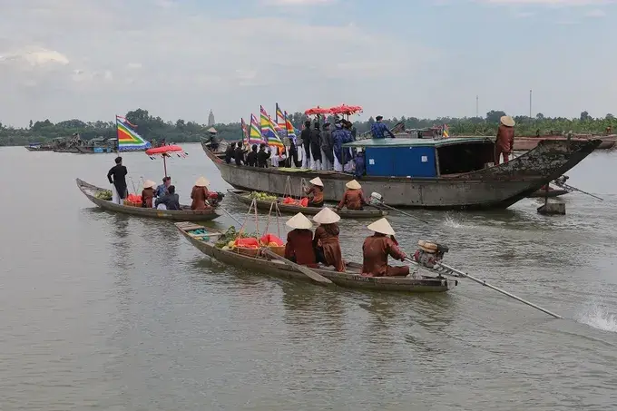 Rước thanh trà qua sông Hương trong Lễ hội Thanh Trà