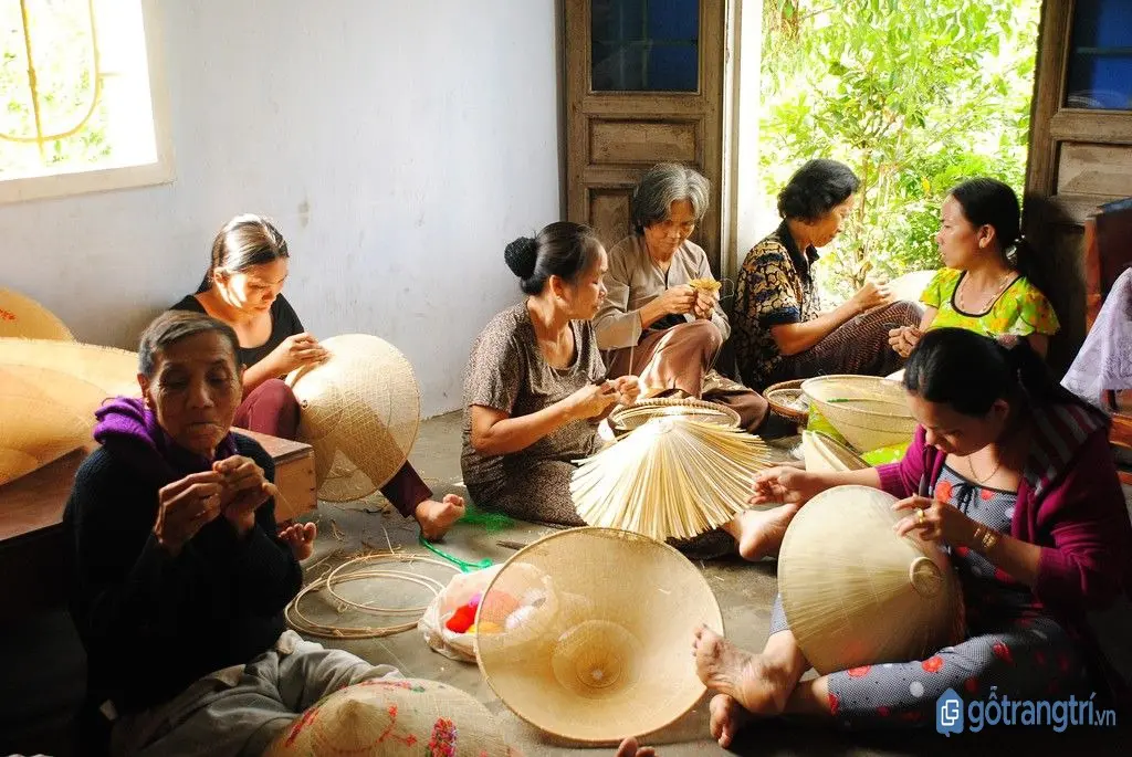 Bà con làng Phú Gia quây quần làm nón