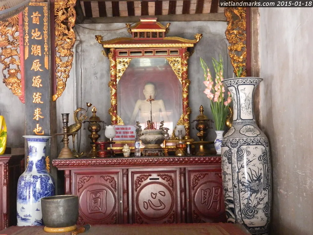 Bên trong Chùa Đậu