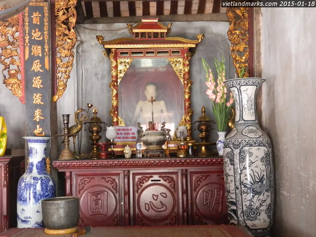 Bên trong Chùa Đậu