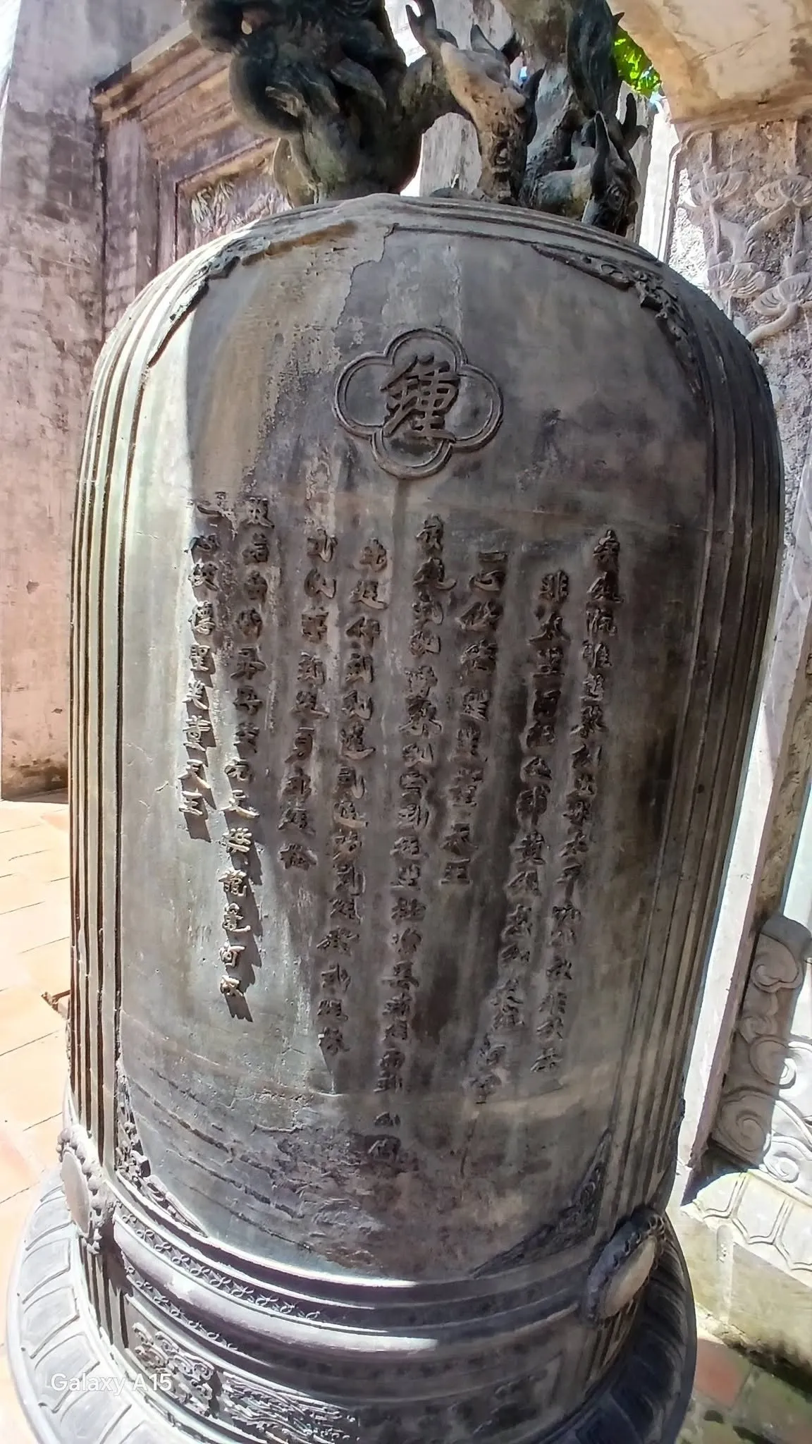 Chuông đồng trong đền thờ Thánh Mẫu.
