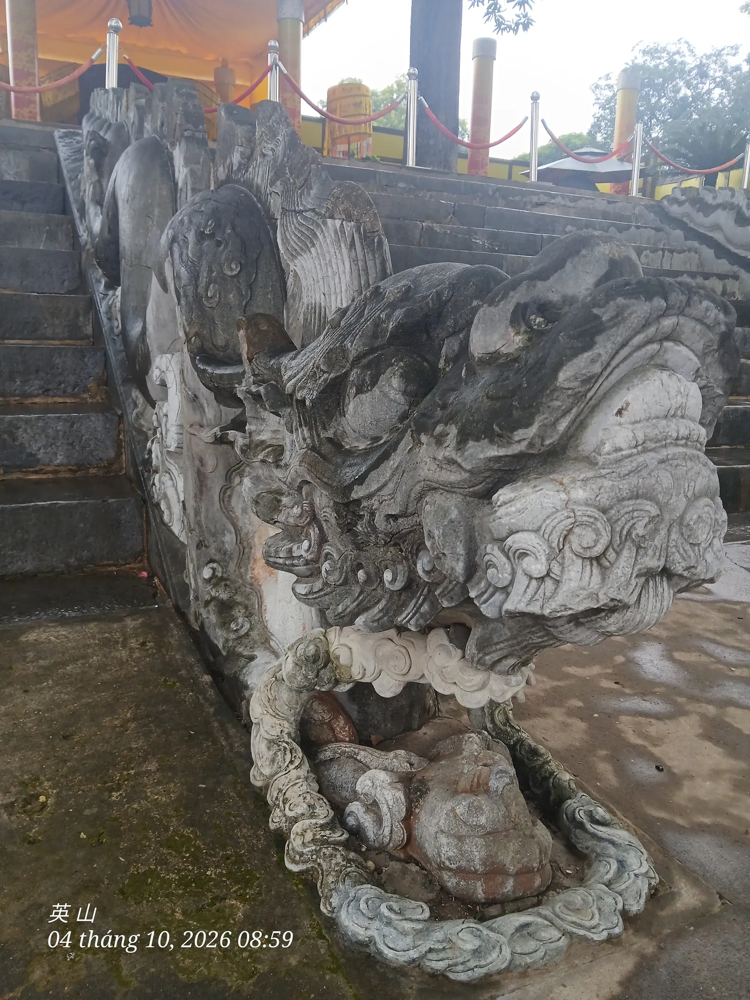 Rồng đá ở thành bậc thềm Điện Kính Thiên (thế kỷ 15) trong Hoàng Thành Thăng Long