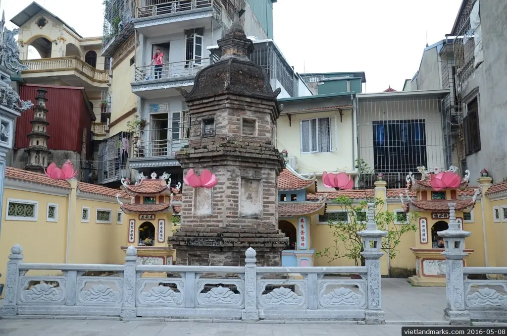 Tháp đá tại Chùa Liên Phái