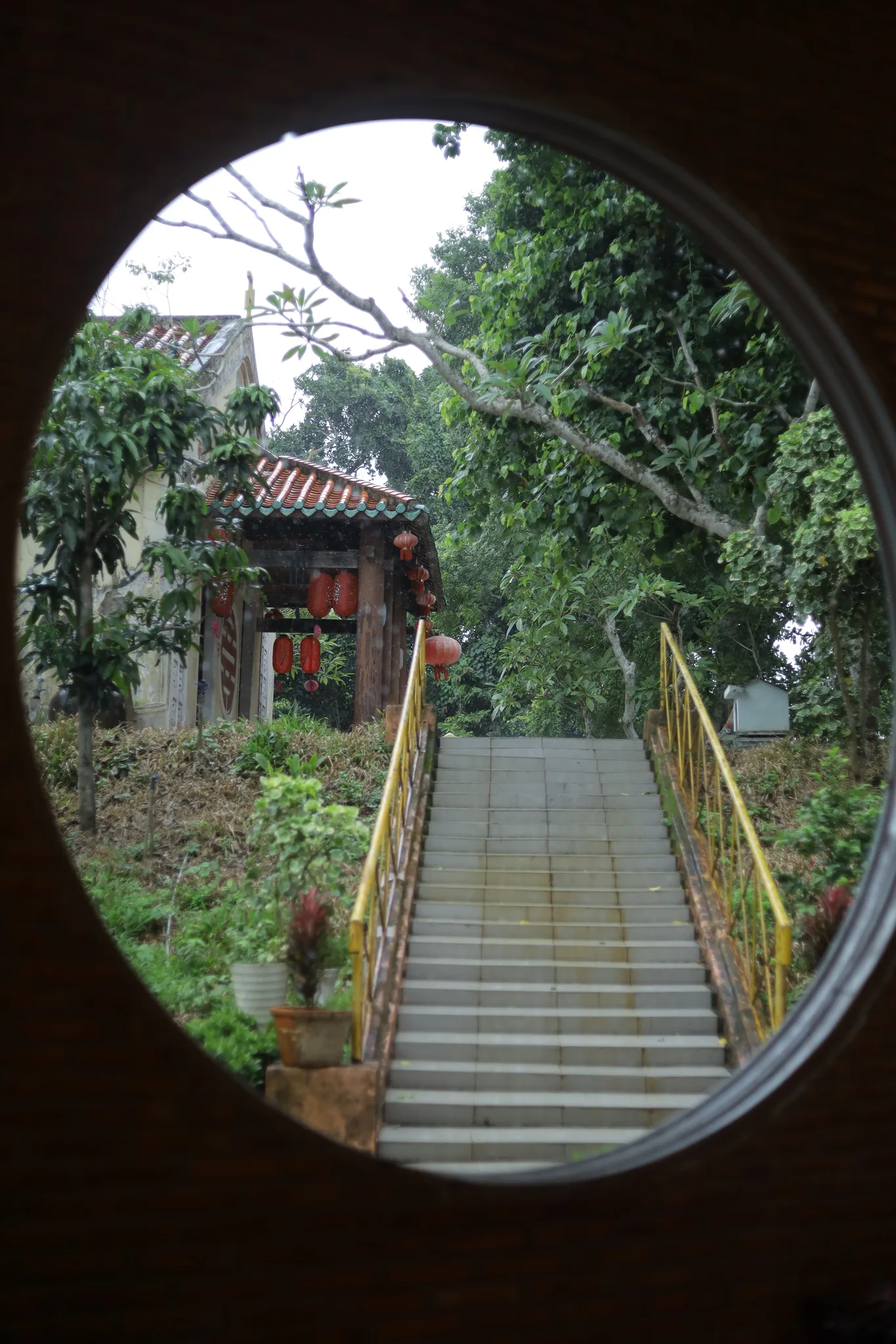Chánh điện chùa Giác Linh nhìn từ phía dưới