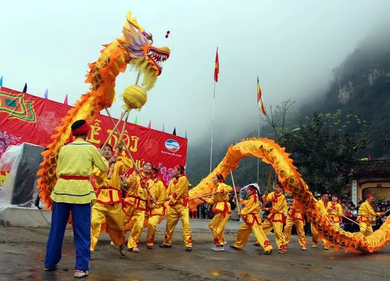 Không khí lễ hội tại Lễ hội Chùa Sùng Phúc