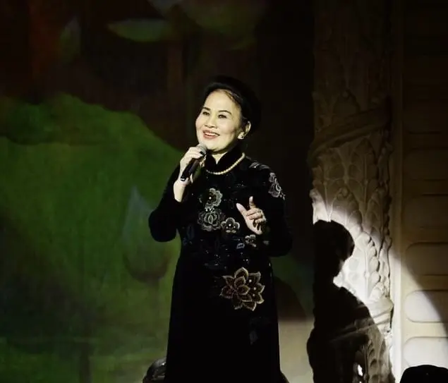 Nghệ nhân Nhân dân Hồng Oanh biểu diễn trên sân khấu