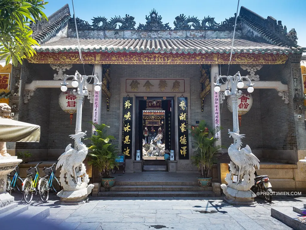 Không gian phía trước Hội Quán Quảng Triệu