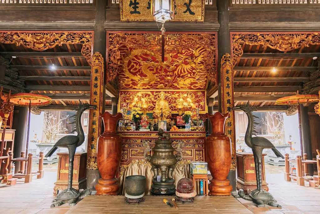 Bên trong di tích Núi Quyết Và Phượng Hoàng Trung Đô