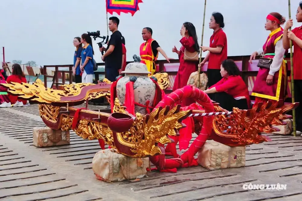 Kiệu rước nước tại Lễ hội Chử Đồng Tử - Tiên Dung