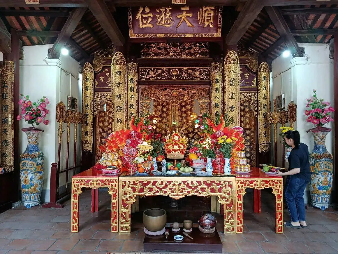 Ban thờ Lý Chiêu Hoàng tại Đền Rồng