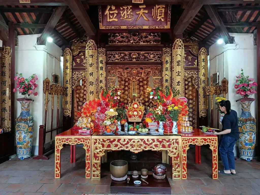 Ban thờ Lý Chiêu Hoàng tại Đền Rồng
