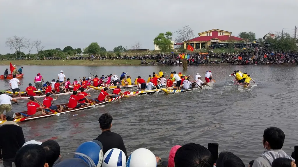 Lễ hội Đua ghe Thị trấn Sịa ngày đầu xuân
