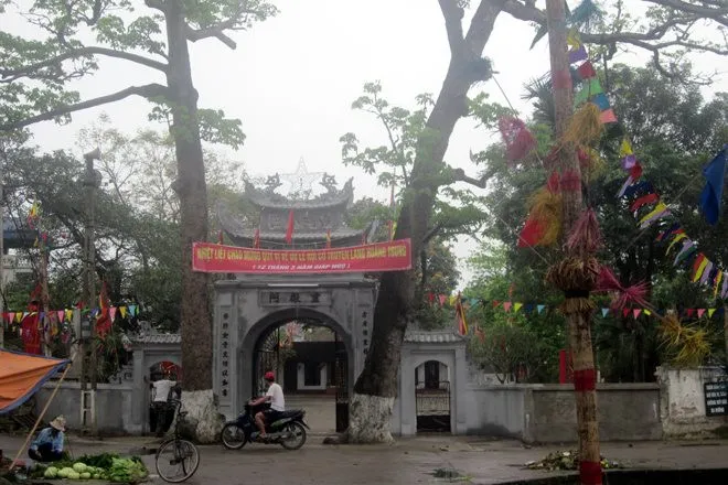 Cảnh quan bên ngoài cổng tam quan di tích Chùa Hoàng Trung