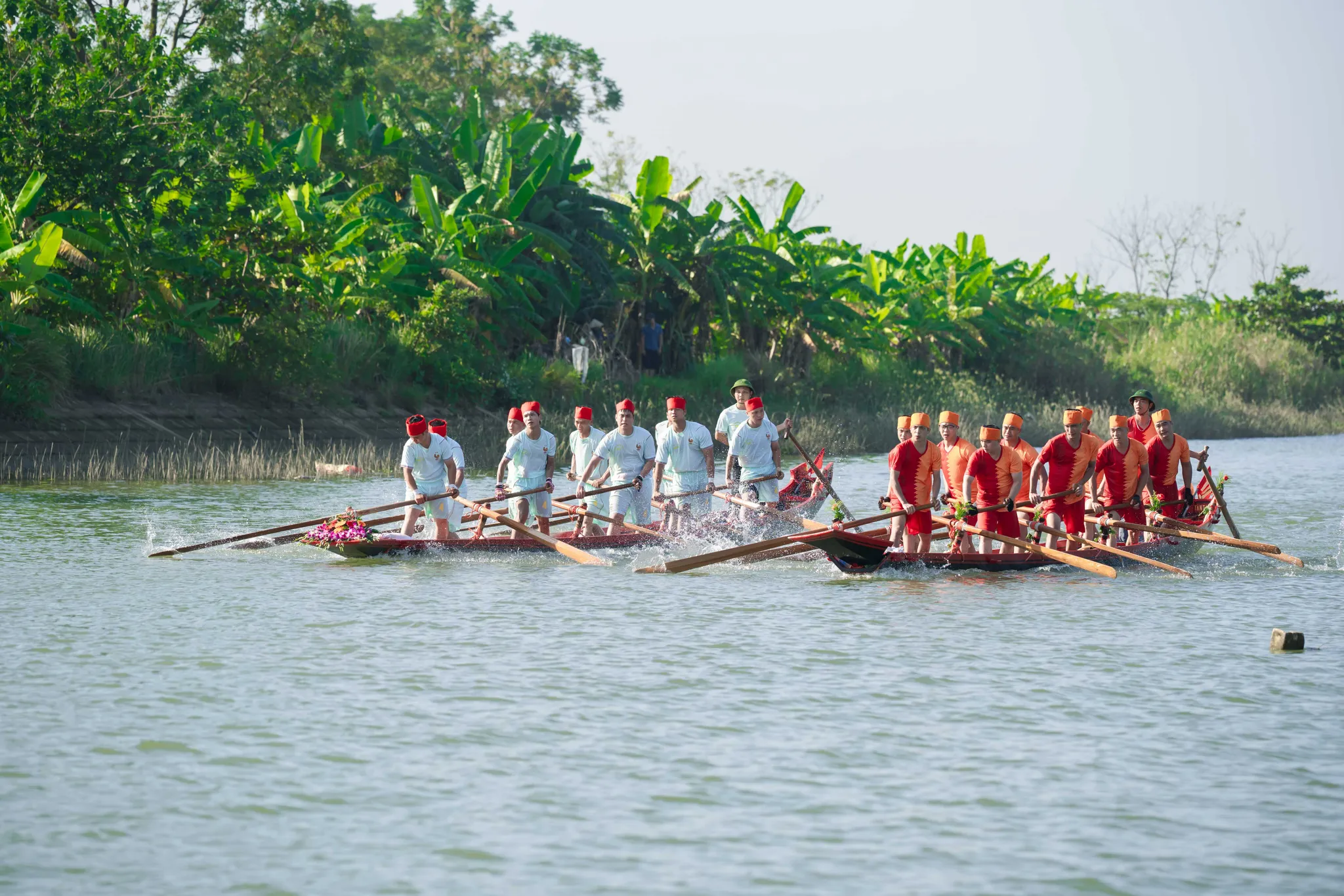 Các đội bơi So kè nhau từng đoạn sông trong lễ hội chùa Keo Hành Thiện