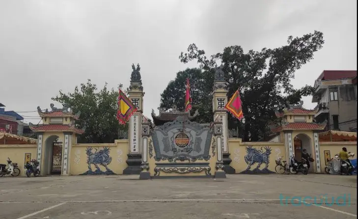 Cổng Đình Bà Tía