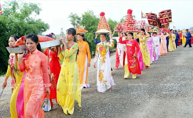 Đoàn rước lễ vật dâng lên Thánh đền Lảnh Giang của Lễ hội đền Lảnh Giang