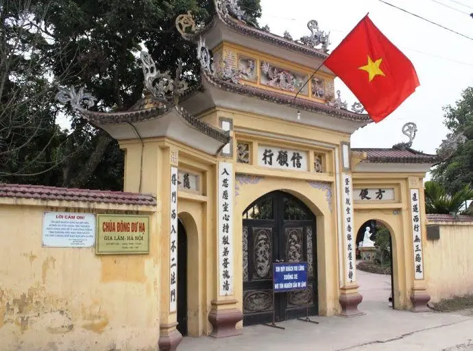 Cổng tam quan di tích Chùa Đông Dư Hạ (Phù Quang Tự)