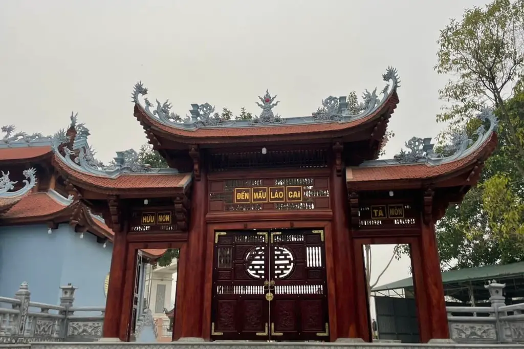 Cổng vào Đền Mẫu Lào Cai