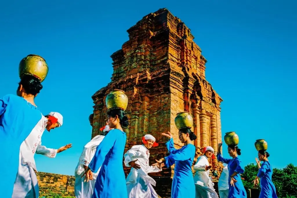 Nghi thức rước y phục thần linh của người chăm tại Lễ hội Katê