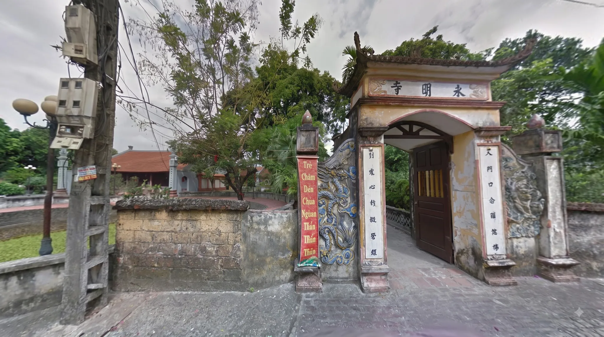 Không gian cảnh quan bên ngoài di tích Chùa Hướng Dương