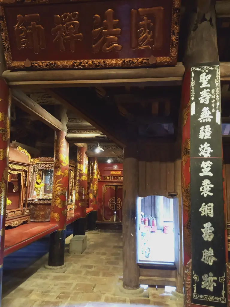 Câu đối trong đền Thánh Nguyễn.