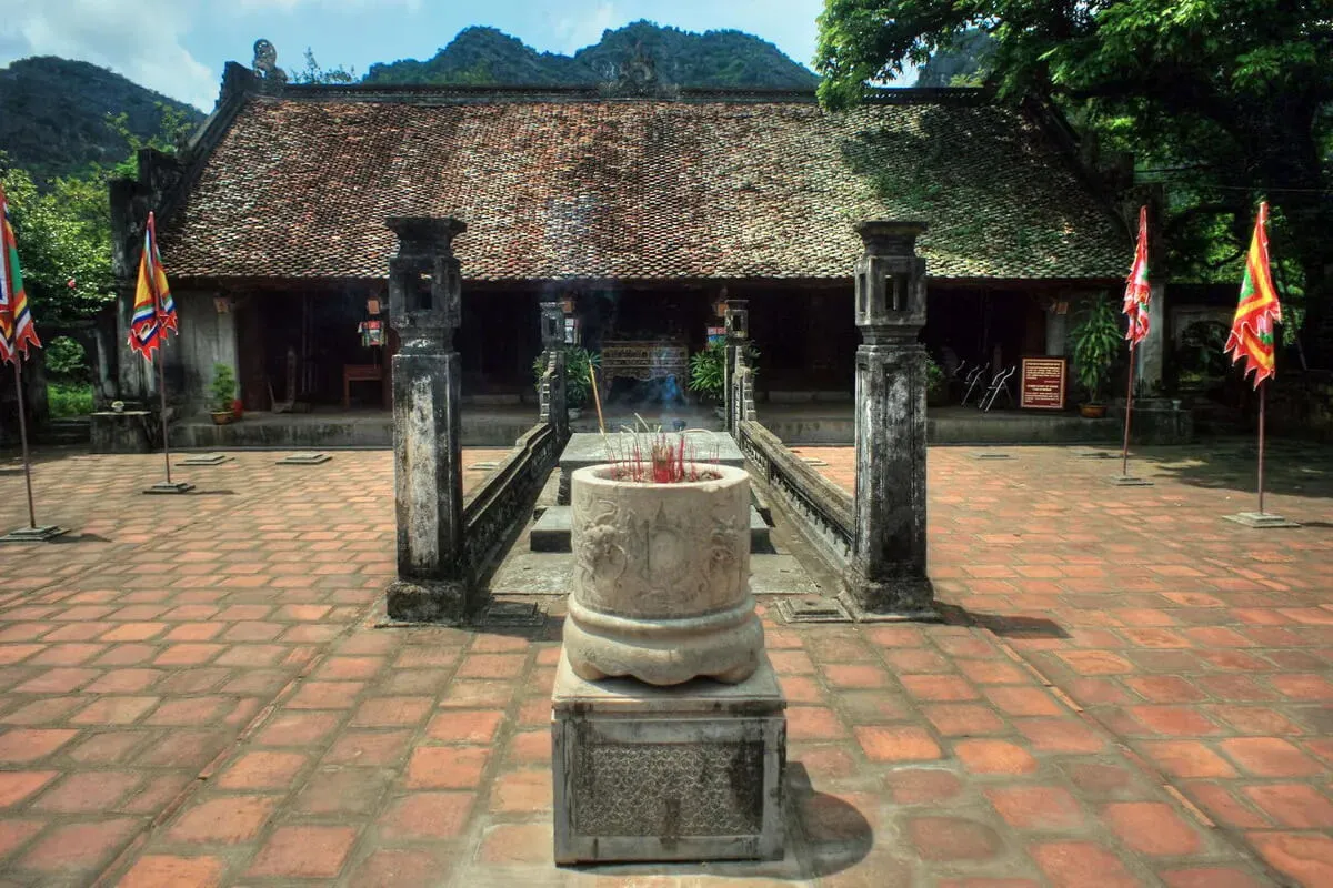 Khuôn viên Đền Trần
