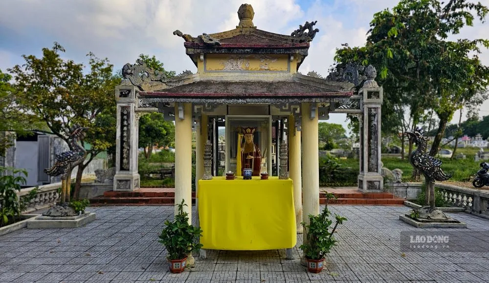 Ban thờ giữa trời tại Cồn