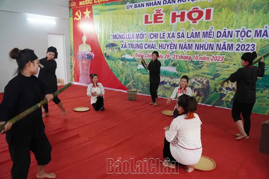 Tiết mục múa giã gạo được đội văn nghệ biểu diễn tại Lễ hội Đón lúa mới dân tộc Mảng
