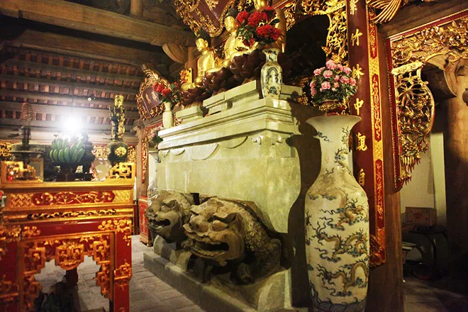 Đôi sư tử đá đội bộ tượng Tam Thế Phật tại đền Bà Tấm