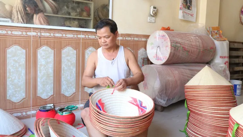 Nghệ nhân Lê Văn Tuy với sản phẩm nón Làng Chuông
