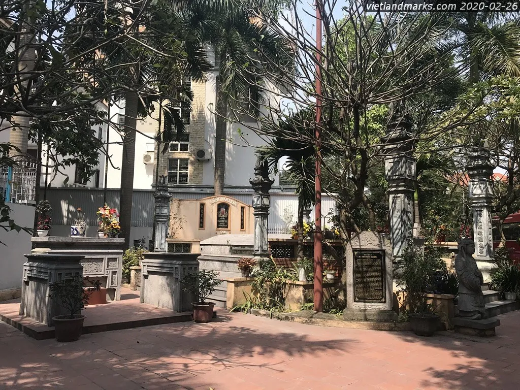 Khuôn viên Lăng bà chúa Trần Thị Tốt