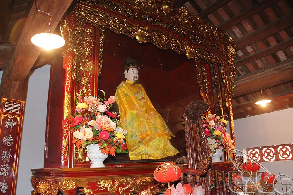 Gian thờ bên trong Đình Phú Gia
