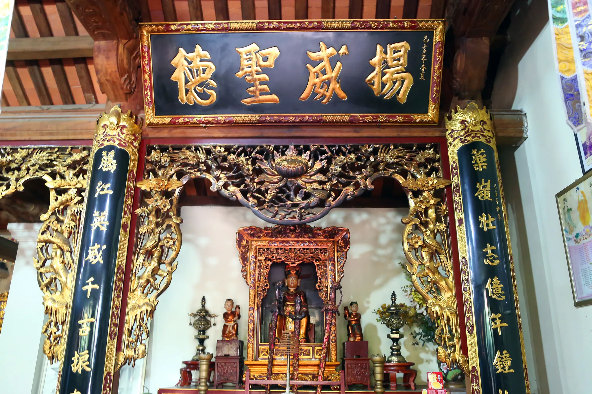 Biển tên trong không gian thờ chùa Tu Hoàng (Càn Phúc tự)