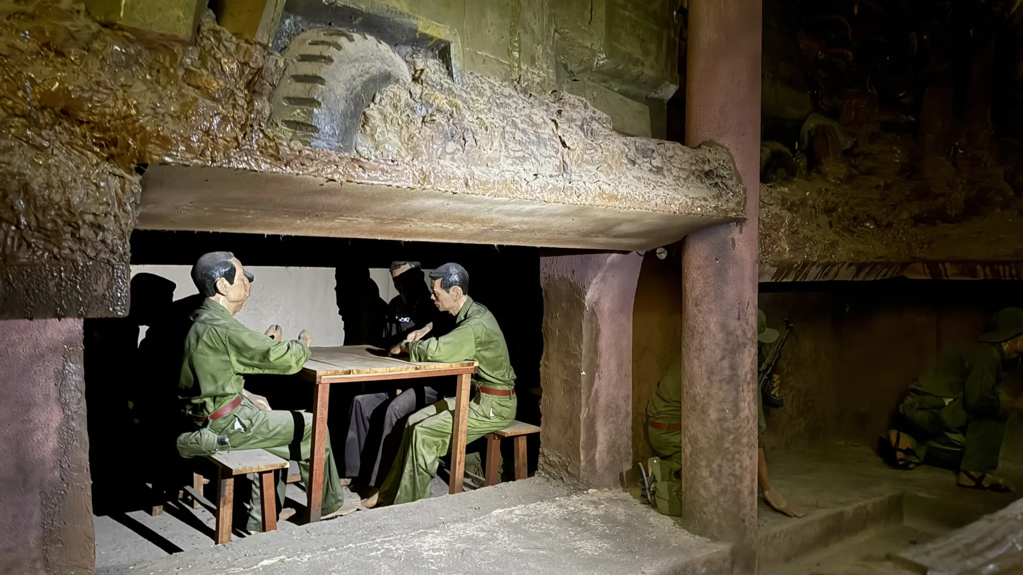 Phòng họp trong địa đạo Tây Nam Bến Cát được phục dựng