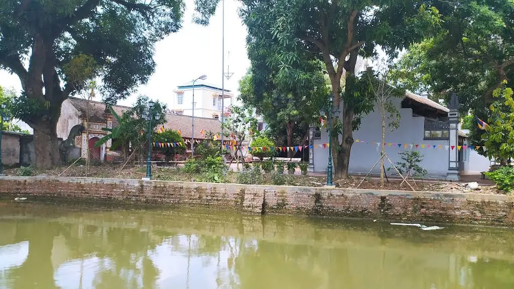 Cảnh chụp từ xa Chùa Dị Nậu