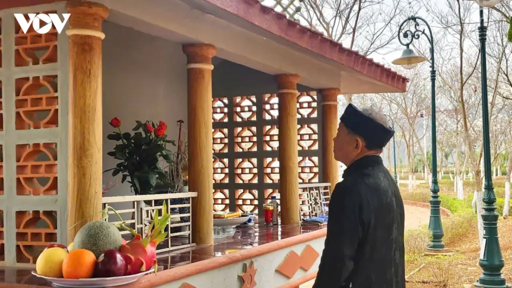 Ông mo thắp hương xin phép bắt đầu lễ cúng tại Lễ hội Xên Mường