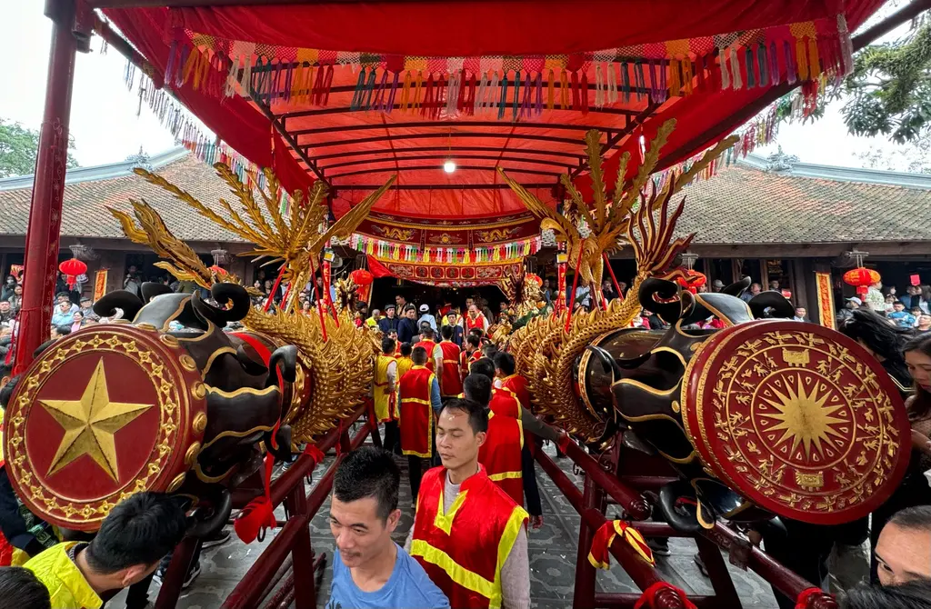 Pháo được đặt trước cửa đình để lễ tế tại Hội Đình Đồng Kỵ