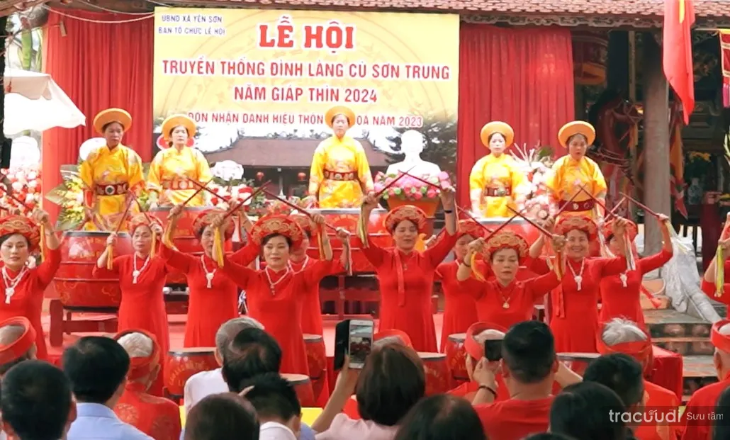 Khung cảnh lễ hội Đình Cù Trung Sơn