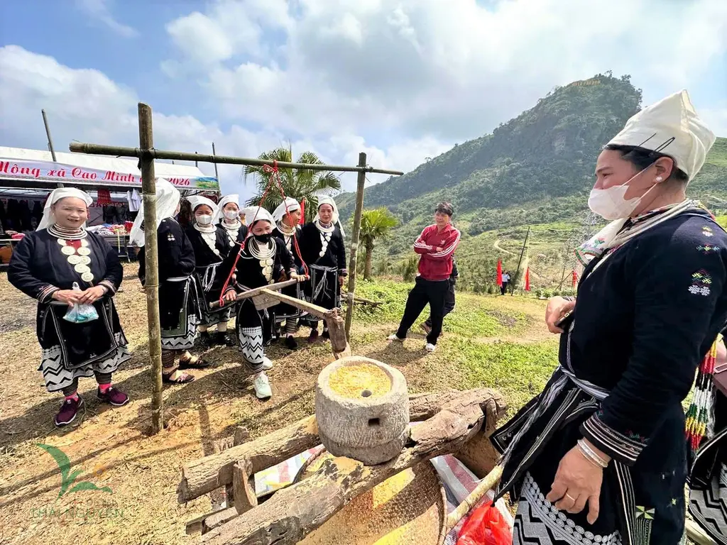 Sản phẩm đặc trung của dân tộc Mông được trnưg bày tại Lễ hội Mù Là
