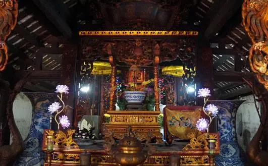 Ban thờ chính Đền Hệ
