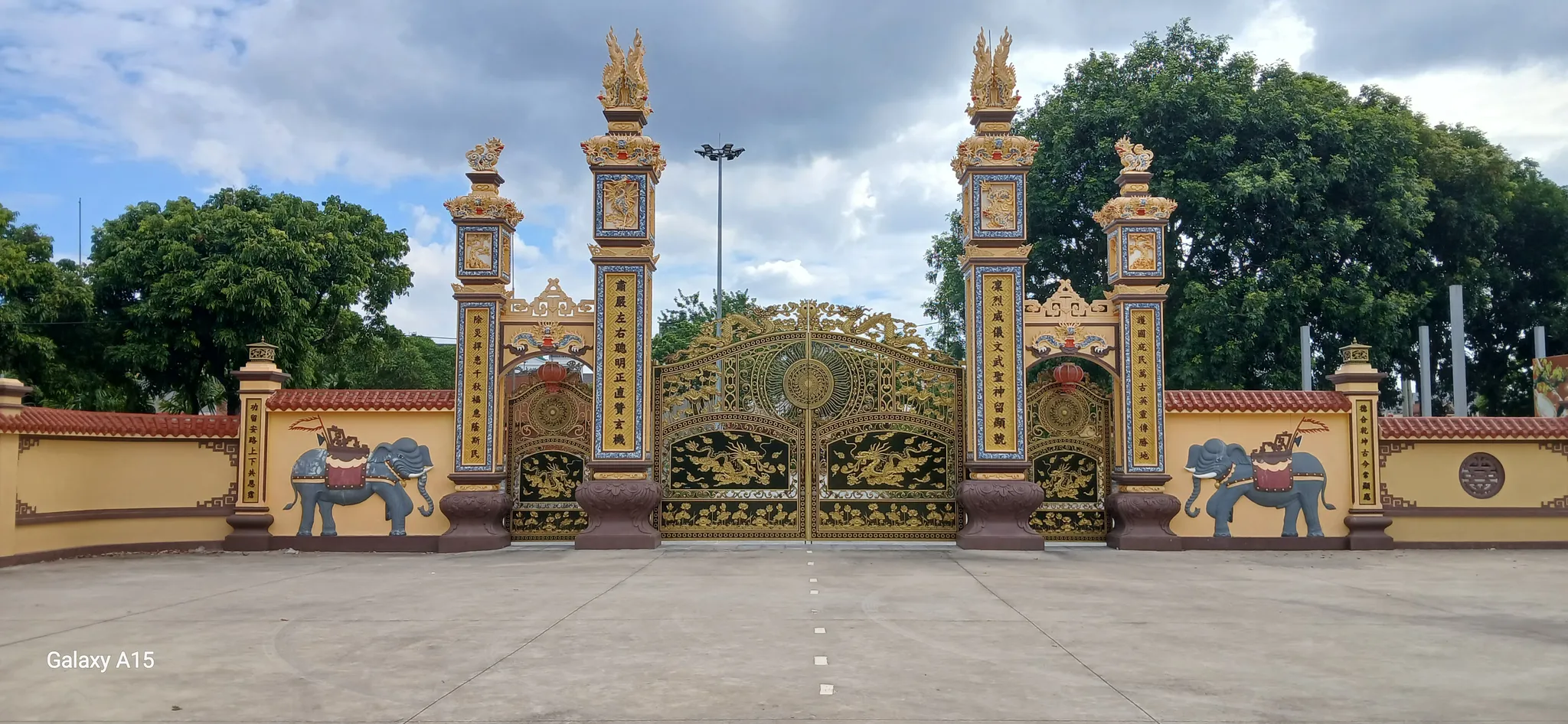 Tứ trụ tam quan cổng đình làng Yên Lộ