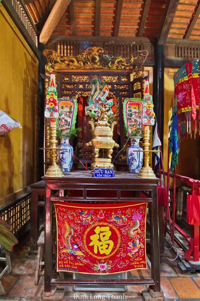 Bàn thờ thần phía bên phải chính điện Đình Long Thanh
