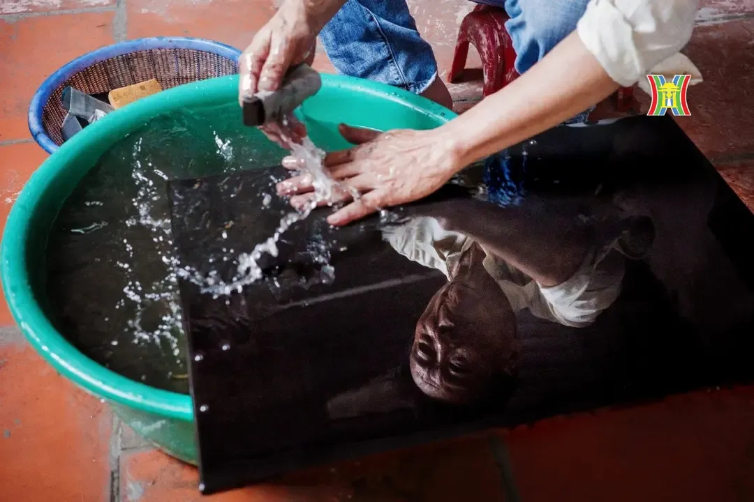 Công đoạn mài tranh cùng nghê nhân Vũ Huy Mến