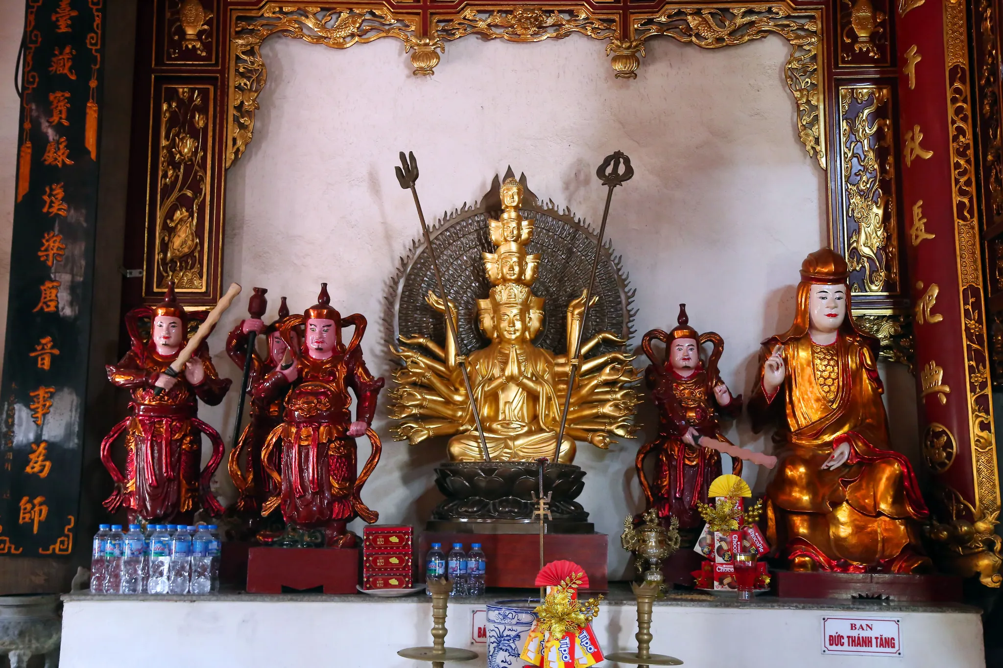Một ban thờ trong chùa Thanh Lâm