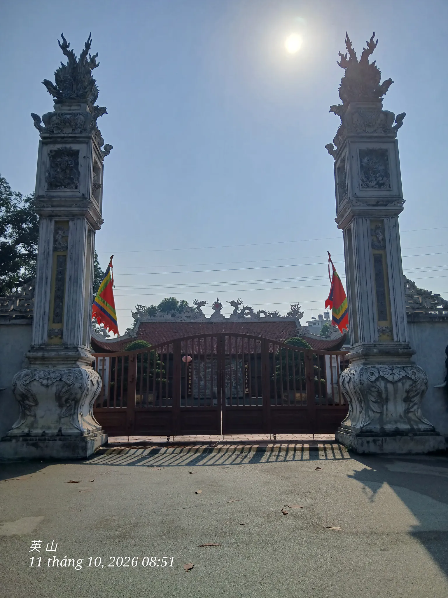 Hai cột trụ biểu chính cổng đình làng Miêu Nha
