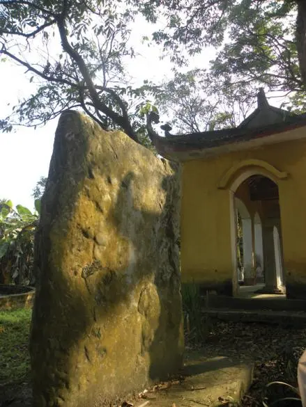 Phiến đá cổ tại Chùa - Tháp đá Cửu Phẩm