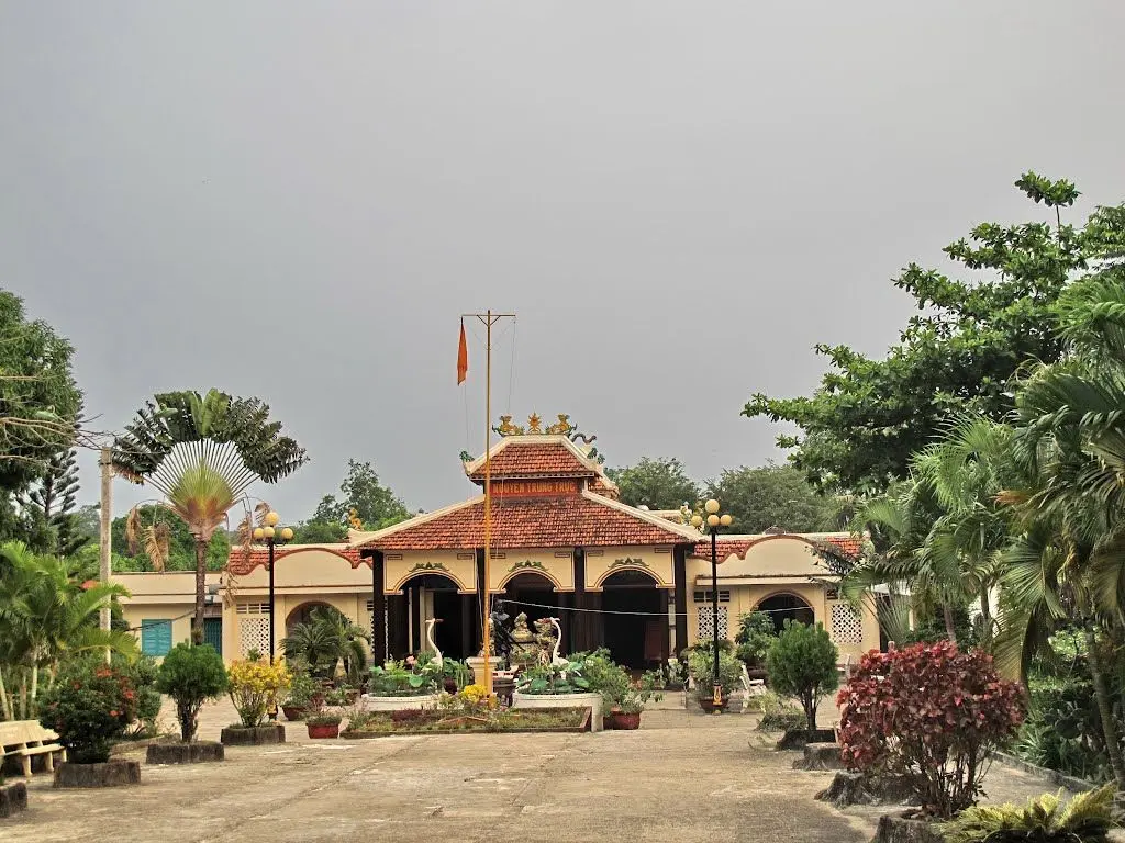 Khuôn viên Đình Nguyễn Trung Trực